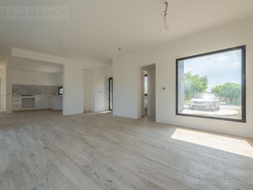 Casa 5 ambientes en  área 12 de San Sebastián MB
