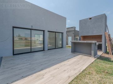 Casa 5 ambientes en  área 12 de San Sebastián MB