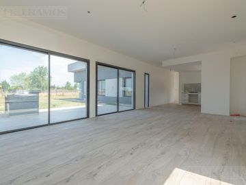 Casa 5 ambientes en  área 12 de San Sebastián MB