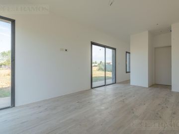 Casa 5 ambientes en  área 12 de San Sebastián MB