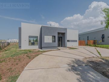 Casa 5 ambientes en  área 12 de San Sebastián MB