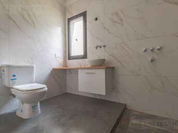 Casa 5 ambientes en  área 12 de San Sebastián MB