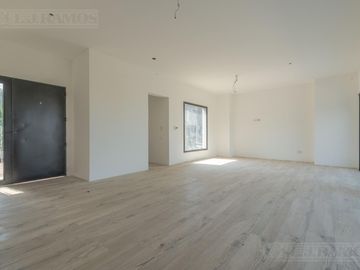 Casa 5 ambientes en  área 12 de San Sebastián MB