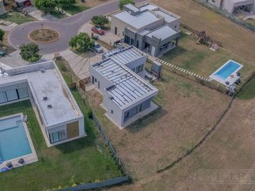 Casa 5 ambientes en  área 12 de San Sebastián MB