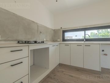 Casa 5 ambientes en  área 12 de San Sebastián MB
