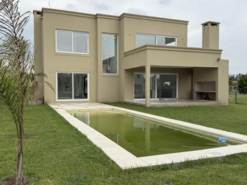 Casa a estrenar en venta en Chateau Pilar