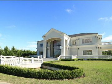 Casa a estrenar en venta en Chateau Pilar