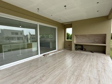 Casa a estrenar en venta en Chateau Pilar