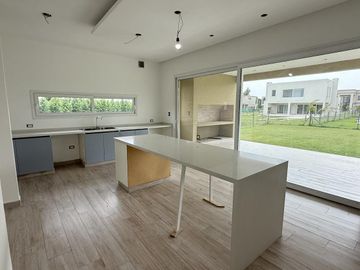 Casa a estrenar en venta en Chateau Pilar