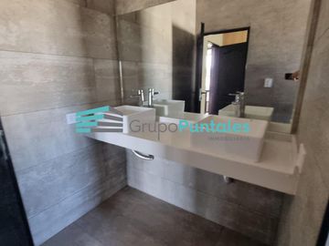 Casa en Barrio Lagos de Canning con excelentes detalles de terminación y piscina