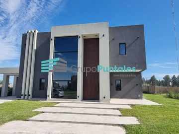 Casa en Barrio Lagos de Canning con excelentes detalles de terminación y piscina