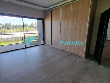 Casa en Barrio Lagos de Canning con excelentes detalles de terminación y piscina