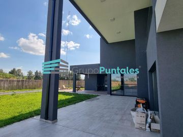 Casa en Barrio Lagos de Canning con excelentes detalles de terminación y piscina