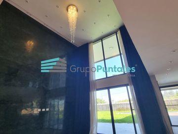 Casa en Barrio Lagos de Canning con excelentes detalles de terminación y piscina
