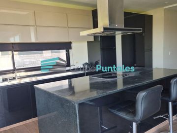 Casa en Barrio Lagos de Canning con excelentes detalles de terminación y piscina