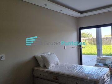 Casa en Barrio Lagos de Canning con excelentes detalles de terminación y piscina