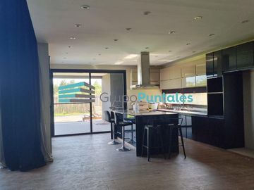 Casa en Barrio Lagos de Canning con excelentes detalles de terminación y piscina