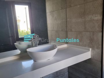 Casa en Barrio Lagos de Canning con excelentes detalles de terminación y piscina