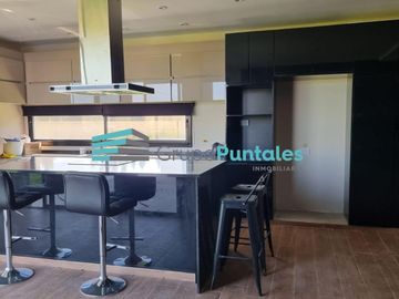 Casa en Barrio Lagos de Canning con excelentes detalles de terminación y piscina