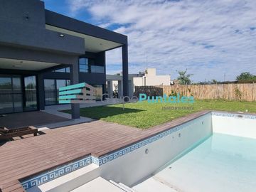 Casa en Barrio Lagos de Canning con excelentes detalles de terminación y piscina