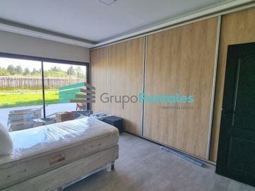 Casa en Barrio Lagos de Canning con excelentes detalles de terminación y piscina