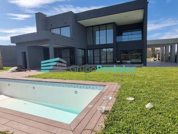 Casa en Barrio Lagos de Canning con excelentes detalles de terminación y piscina