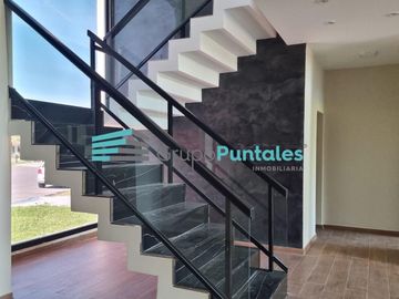 Casa en Barrio Lagos de Canning con excelentes detalles de terminación y piscina