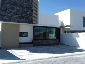 Hermosa Residencia en Pedregal de Vista Hermosa, Sótano, 3 Recamaras, Cto Serv.