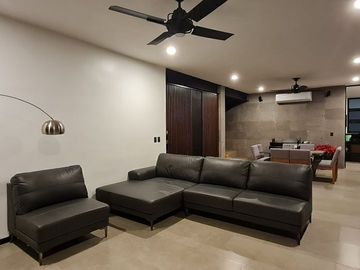Residencia en ESQUINA 4 Recamaras y Alberca en Mérida
