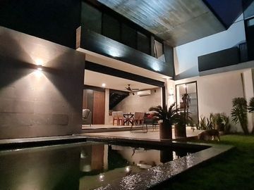 Residencia en ESQUINA 4 Recamaras y Alberca en Mérida
