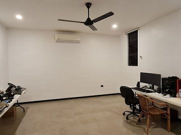 Residencia en ESQUINA 4 Recamaras y Alberca en Mérida