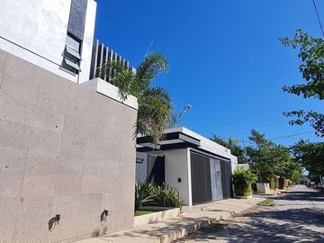 Residencia en ESQUINA 4 Recamaras y Alberca en Mérida