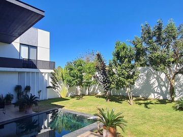 Residencia en ESQUINA 4 Recamaras y Alberca en Mérida