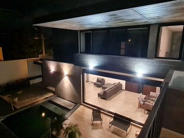 Residencia en ESQUINA 4 Recamaras y Alberca en Mérida