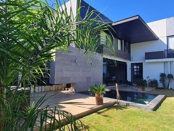 Residencia en ESQUINA 4 Recamaras y Alberca en Mérida