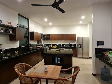 Residencia en ESQUINA 4 Recamaras y Alberca en Mérida