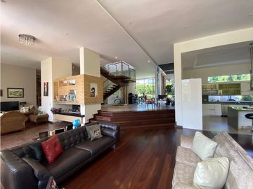 VENTA EXCELENTE CASA CONDOMINIO VIA AL AEROPUERTO