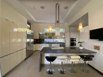 VENTA EXCELENTE CASA CONDOMINIO VIA AL AEROPUERTO