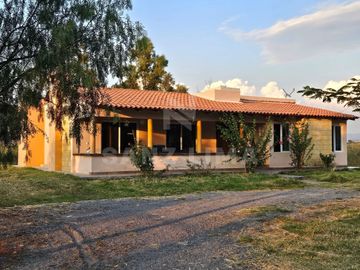 Camino a San Elías: Casa campestre con excelentes acabados