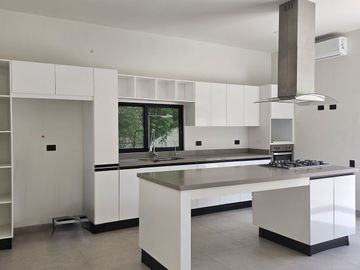 MODERNA RESIDENCIA CON ALBERCA EN PRIVADA PASEO COUNTRY EN MERIDA, YUCATAN.