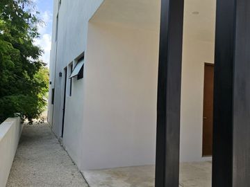 MODERNA RESIDENCIA CON ALBERCA EN PRIVADA PASEO COUNTRY EN MERIDA, YUCATAN.