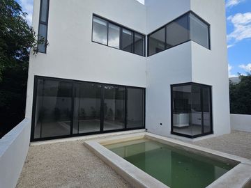 MODERNA RESIDENCIA CON ALBERCA EN PRIVADA PASEO COUNTRY EN MERIDA, YUCATAN.