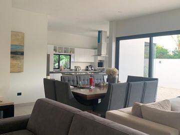 MODERNA RESIDENCIA CON ALBERCA EN PRIVADA PASEO COUNTRY EN MERIDA, YUCATAN.