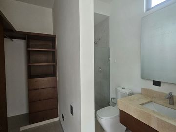 MODERNA RESIDENCIA CON ALBERCA EN PRIVADA PASEO COUNTRY EN MERIDA, YUCATAN.