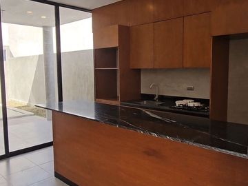 VILLA CON HABITACION EN PLANTA BAJA Y ALBERCA LISTA PARA HABITAR.