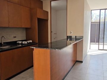 VILLA CON HABITACION EN PLANTA BAJA Y ALBERCA LISTA PARA HABITAR.