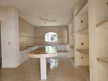 CERCA DEL MAR AMPLIA CASA EN VENTA EN CHICXULUB, PROGRESO, YUCATAN.