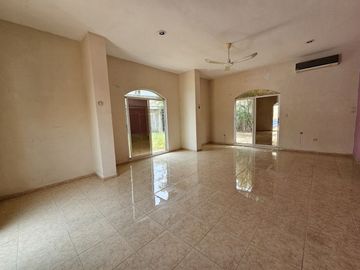 CERCA DEL MAR AMPLIA CASA EN VENTA EN CHICXULUB, PROGRESO, YUCATAN.