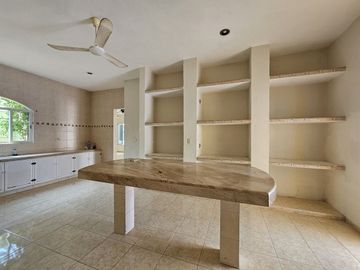 CERCA DEL MAR AMPLIA CASA EN VENTA EN CHICXULUB, PROGRESO, YUCATAN.