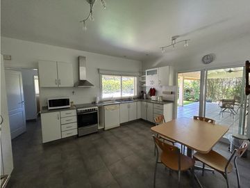 IMPECABLE CASA AMOBLADA EN ALQUILER EN BARRIO CERRADO VALLE CLARO